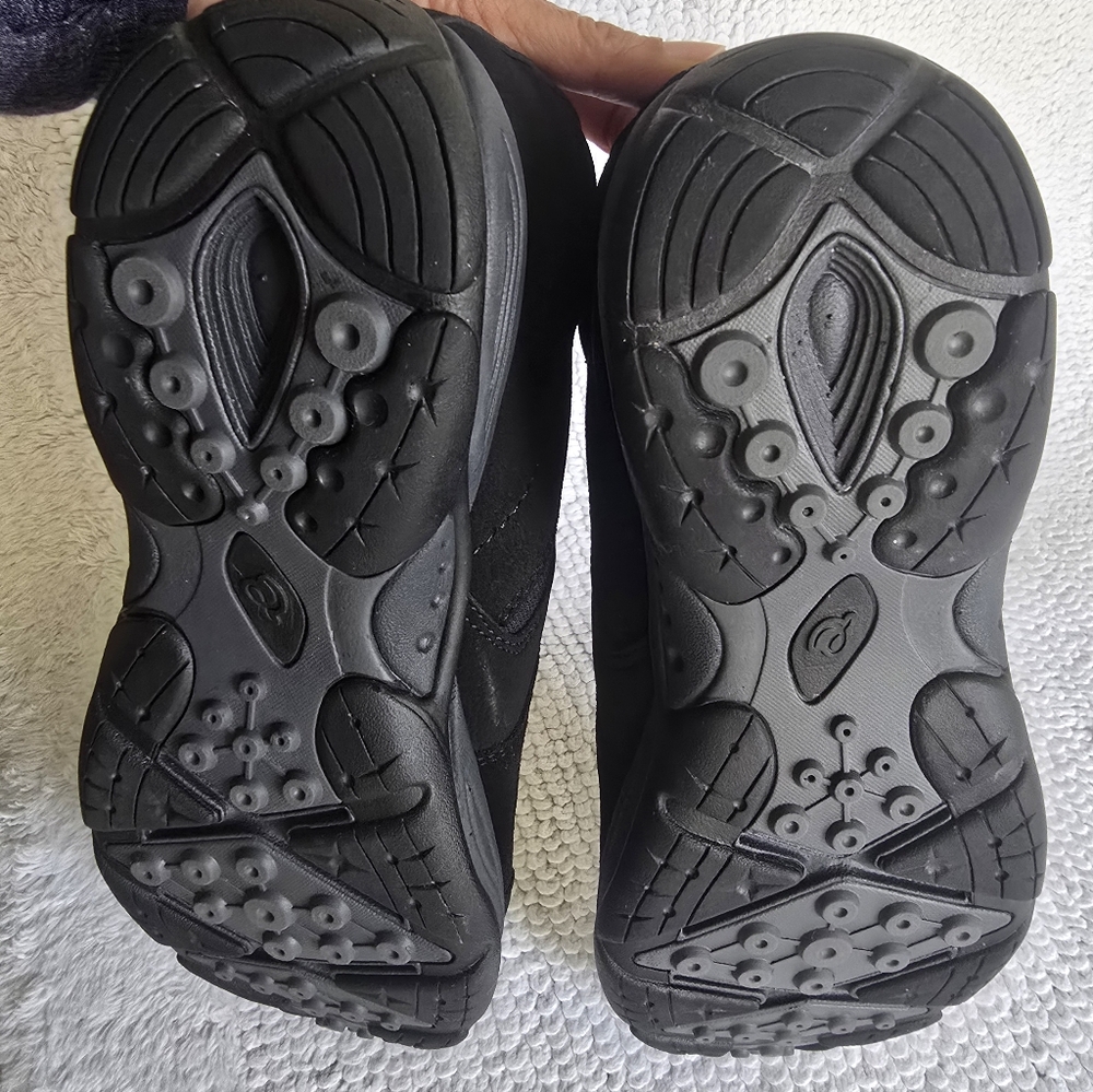 Women's Easy Spirit Black Leather/Suede Booties - Picture 6 of 6
